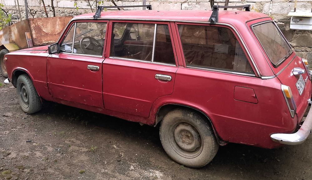 ВАЗ 2102 з прицепом.