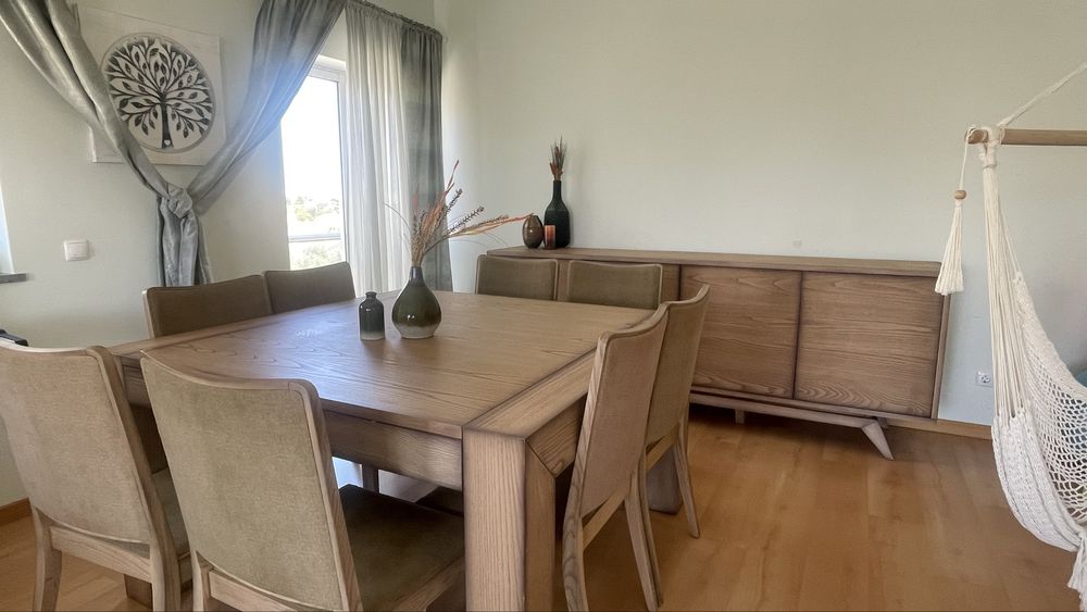 Mesa com 8 cadeiras + aparador em madeira maciça de Paços de Ferreira