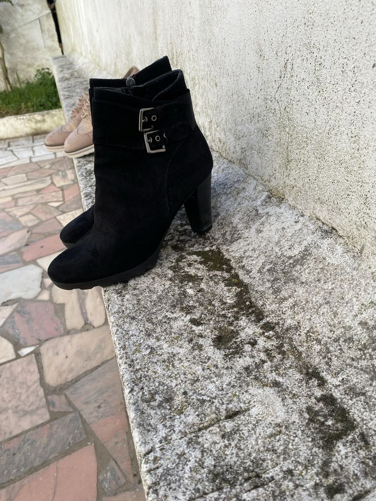 Botas pretas de salto