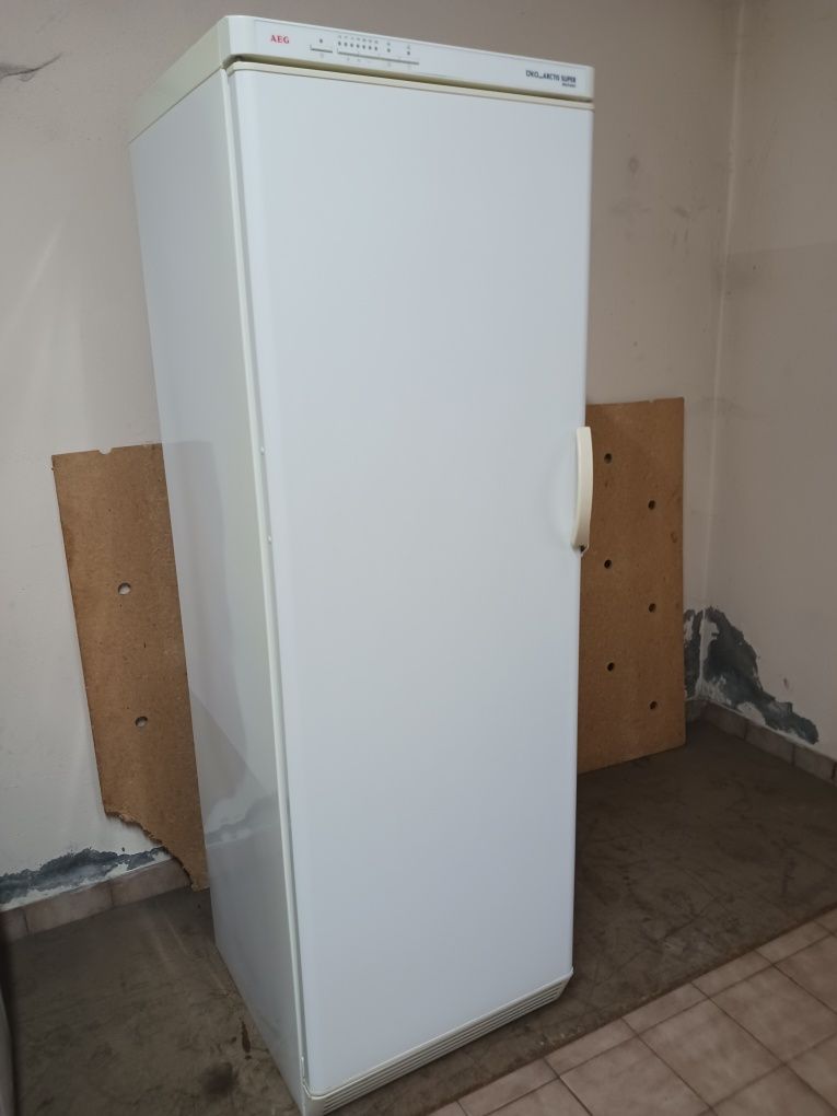 Vendo arca congeladora de gavetas AEG ...255 LITROS ,,,MEDIDAS 179 ALT
