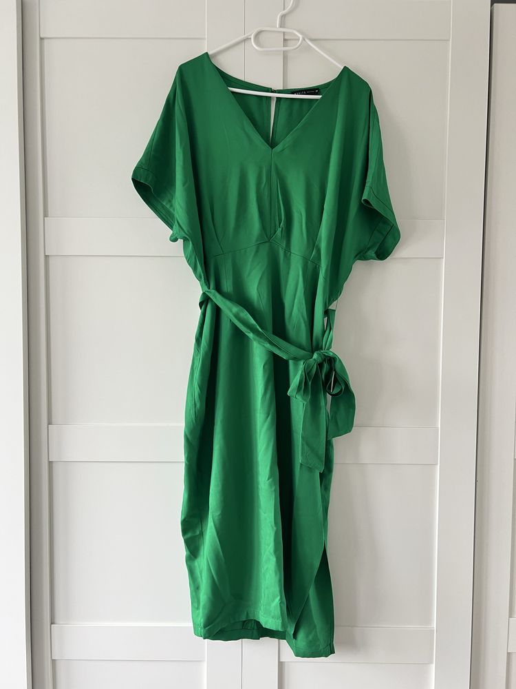 Zielona prosta elegancka sukienka z krótkim rękawem dekolt v midi