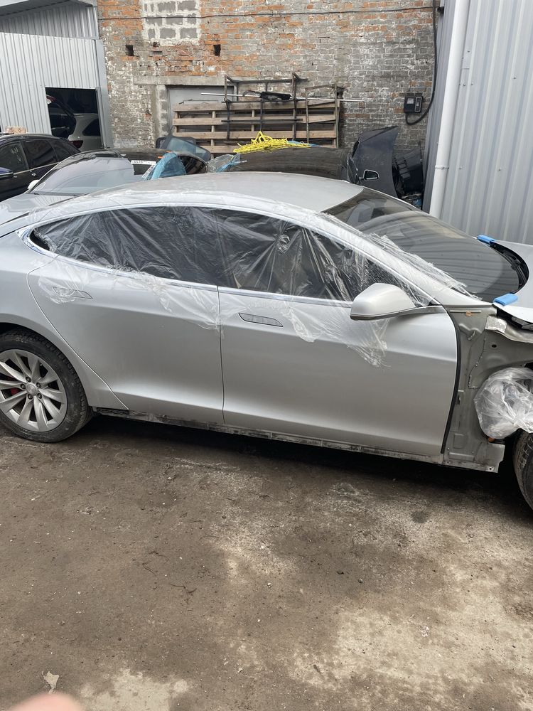 Двері Tesla model S