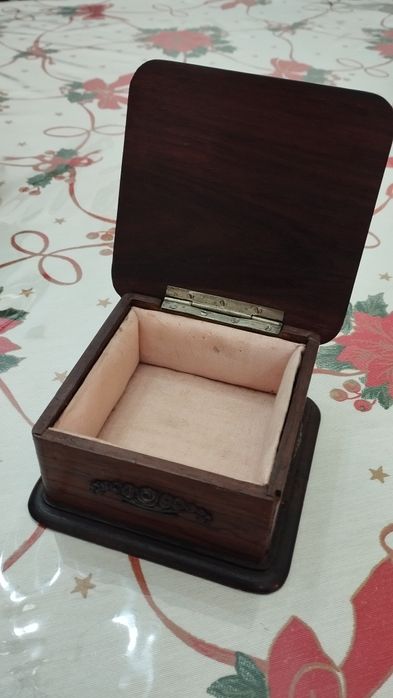 Caixinha de madeira com aplicações