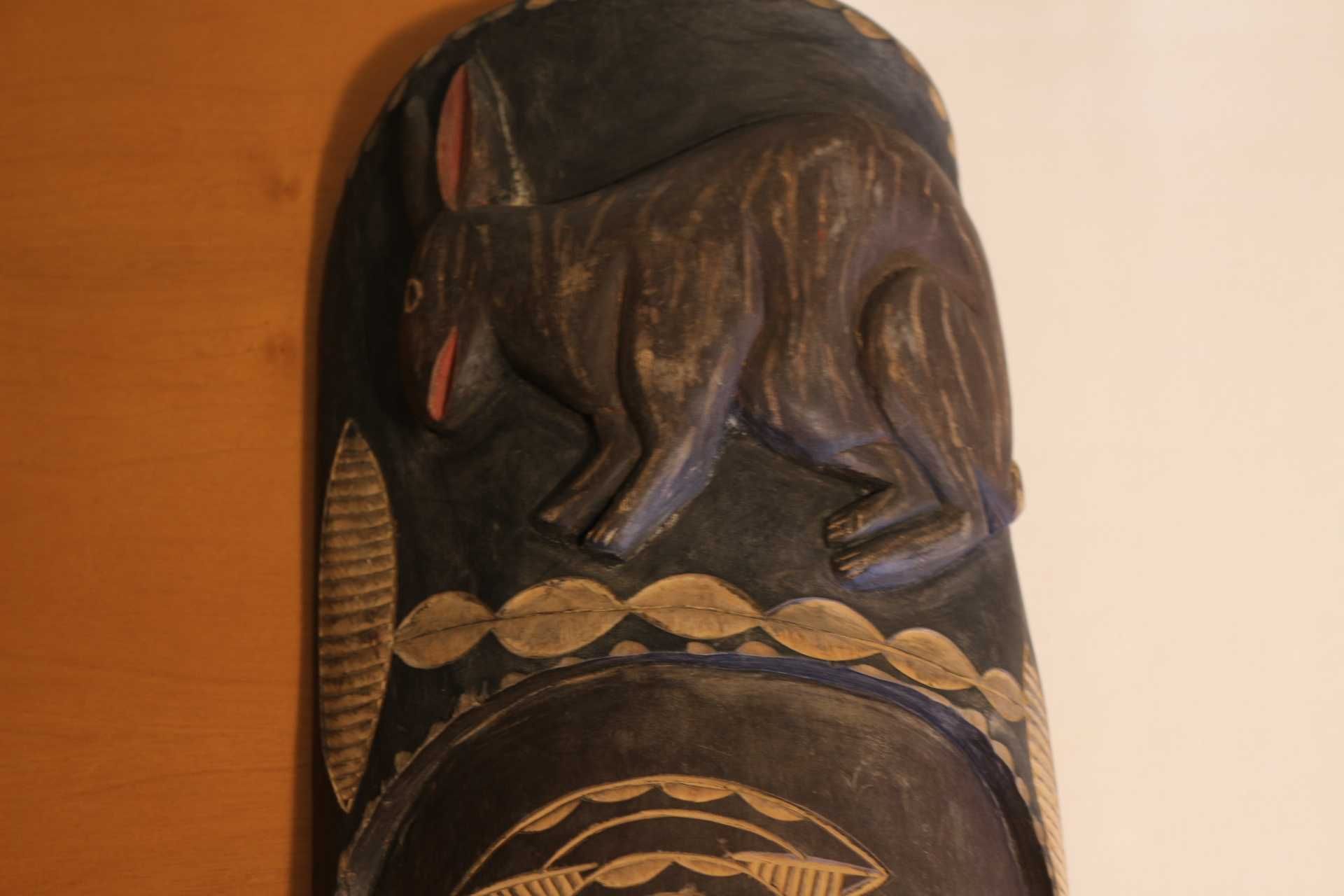 Máscara Tribal Africana em Madeira Talhada Cara e Coelho 74 cm