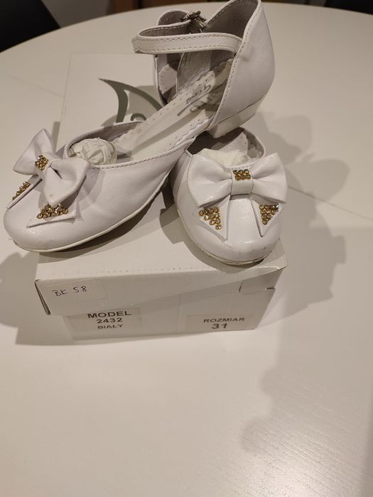 Białe buty komunijne