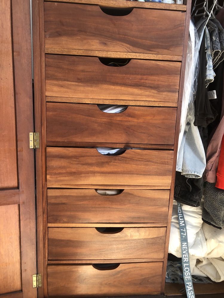 Roupeiro/ armario madeira escura vintage olaio ?