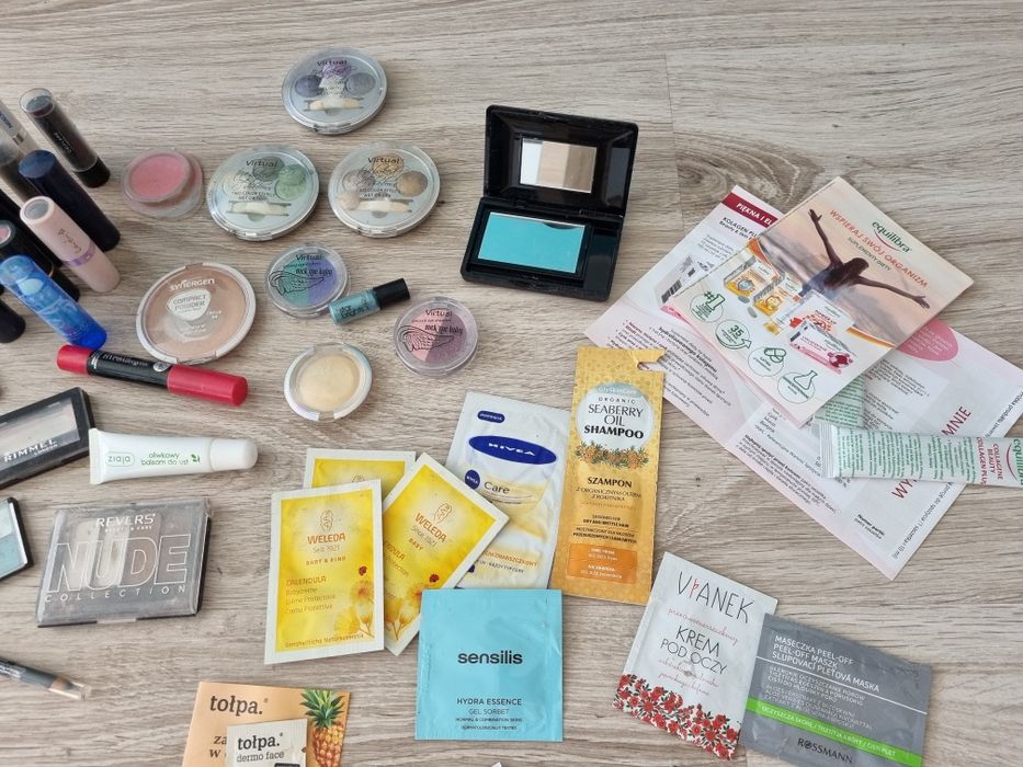 Zestaw kosmetyków cienie do oczu szminka pomadki krem lusterko