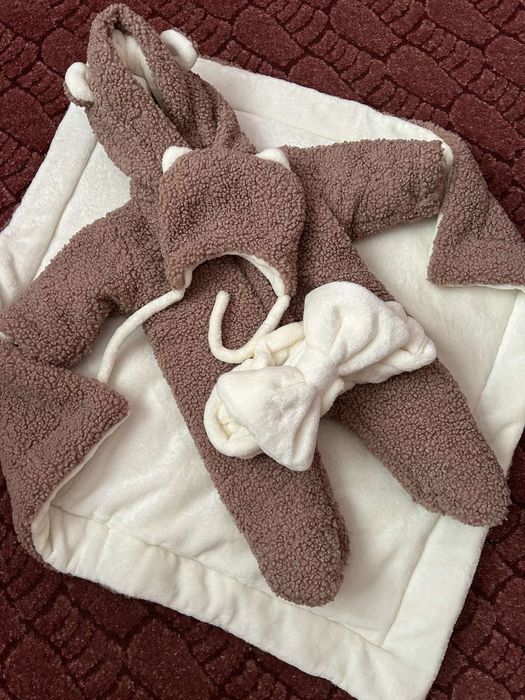 Конвертик та комбінезон з шапочкою.