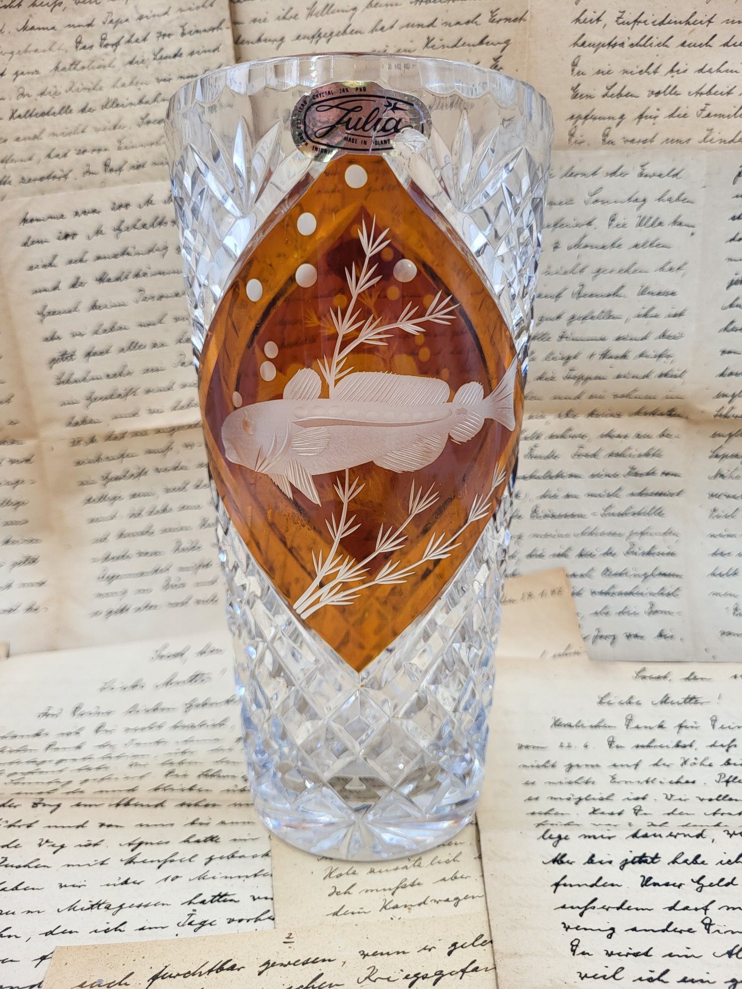 Piękny kryształowy dwukolorowy wazon z rybami ręcznie cięty Huta Julia