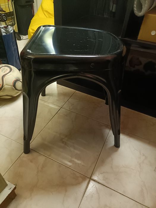 Banco de metal preto