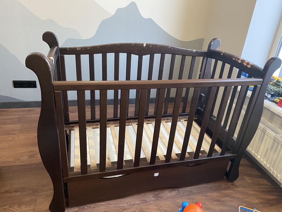 Детская кроватка с маятником