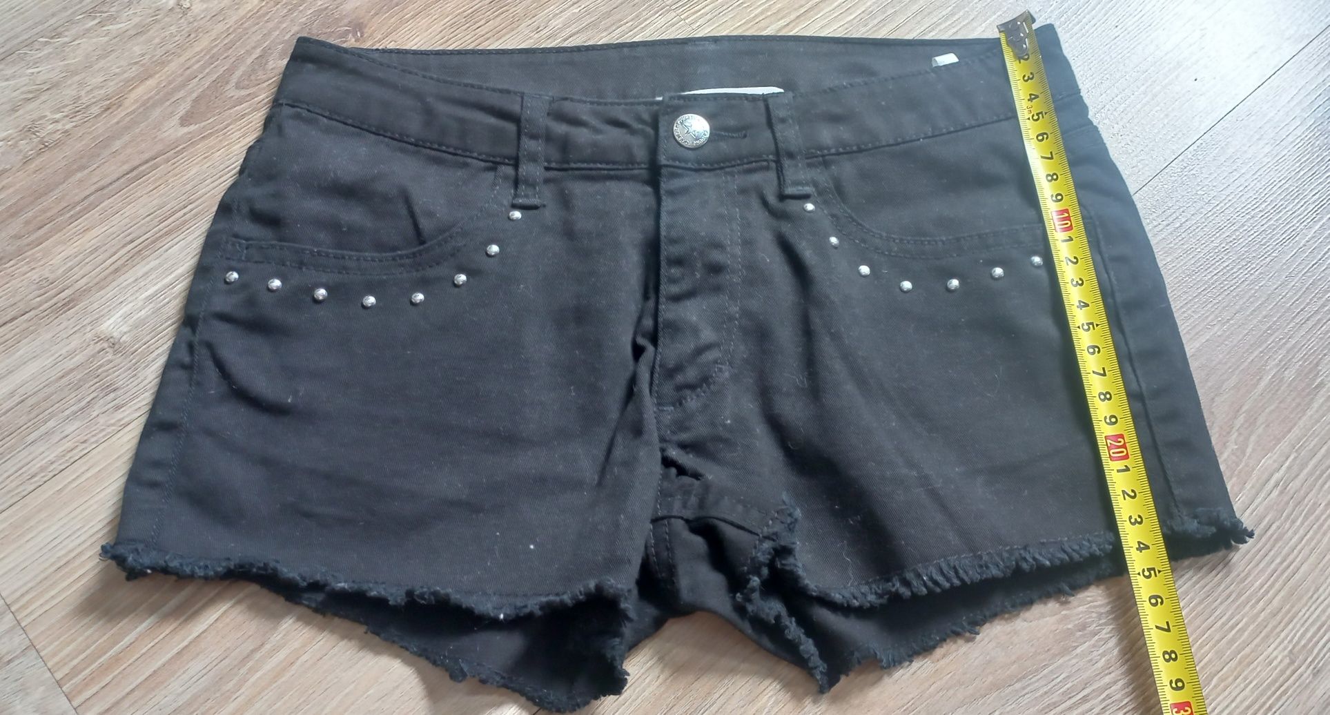 Czarne dziewczęce spodenki jeansowe/szorty by H&M.