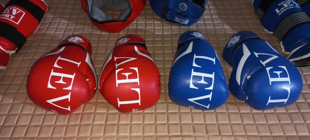 Набір захисного спорядж. для єдиноборств: шоломи/рукавиці/захист  ніг