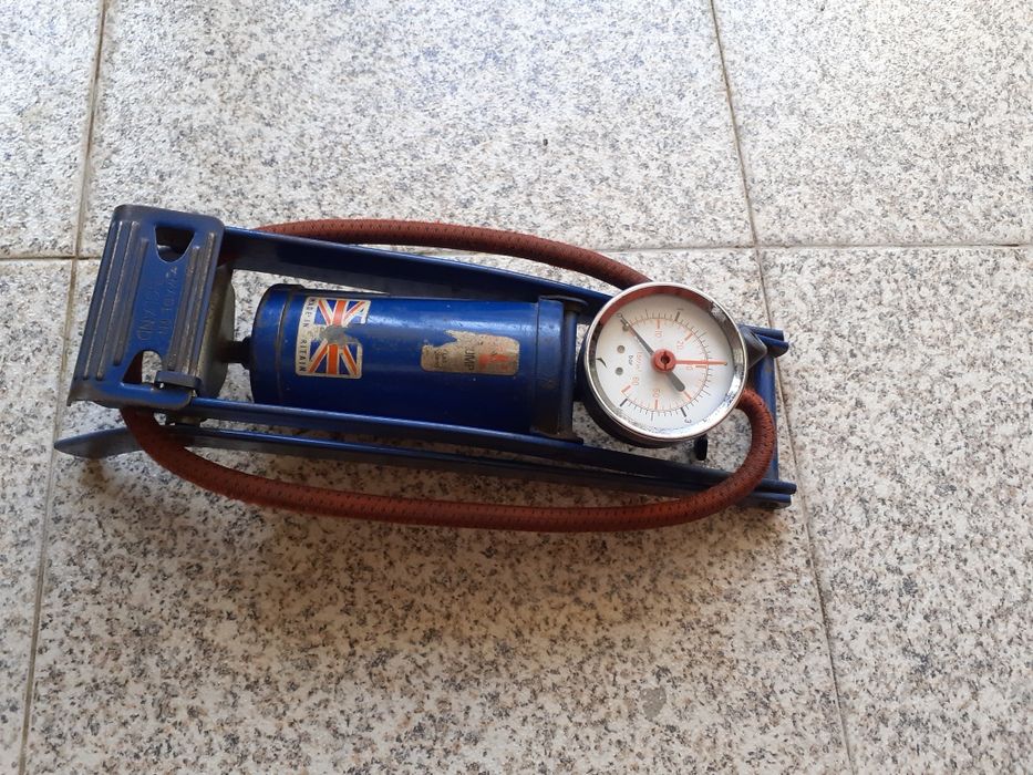 Bomba de encher pneus de pé.