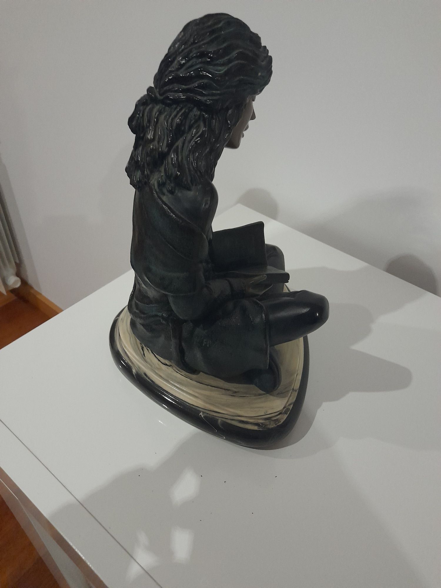 Estatueta em marfinite