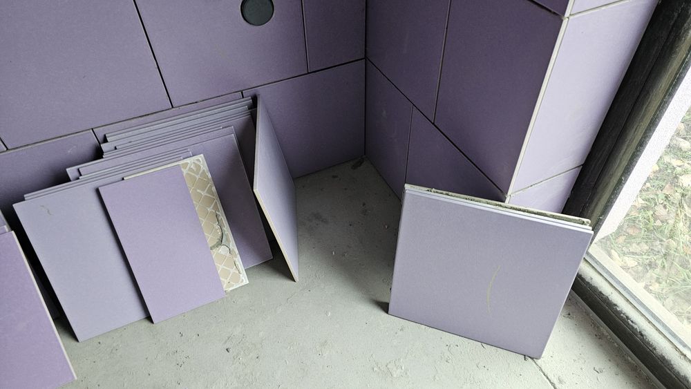 resztki płytek gresowych lawenda, fiolet, oraz pojedyncze całe, druga