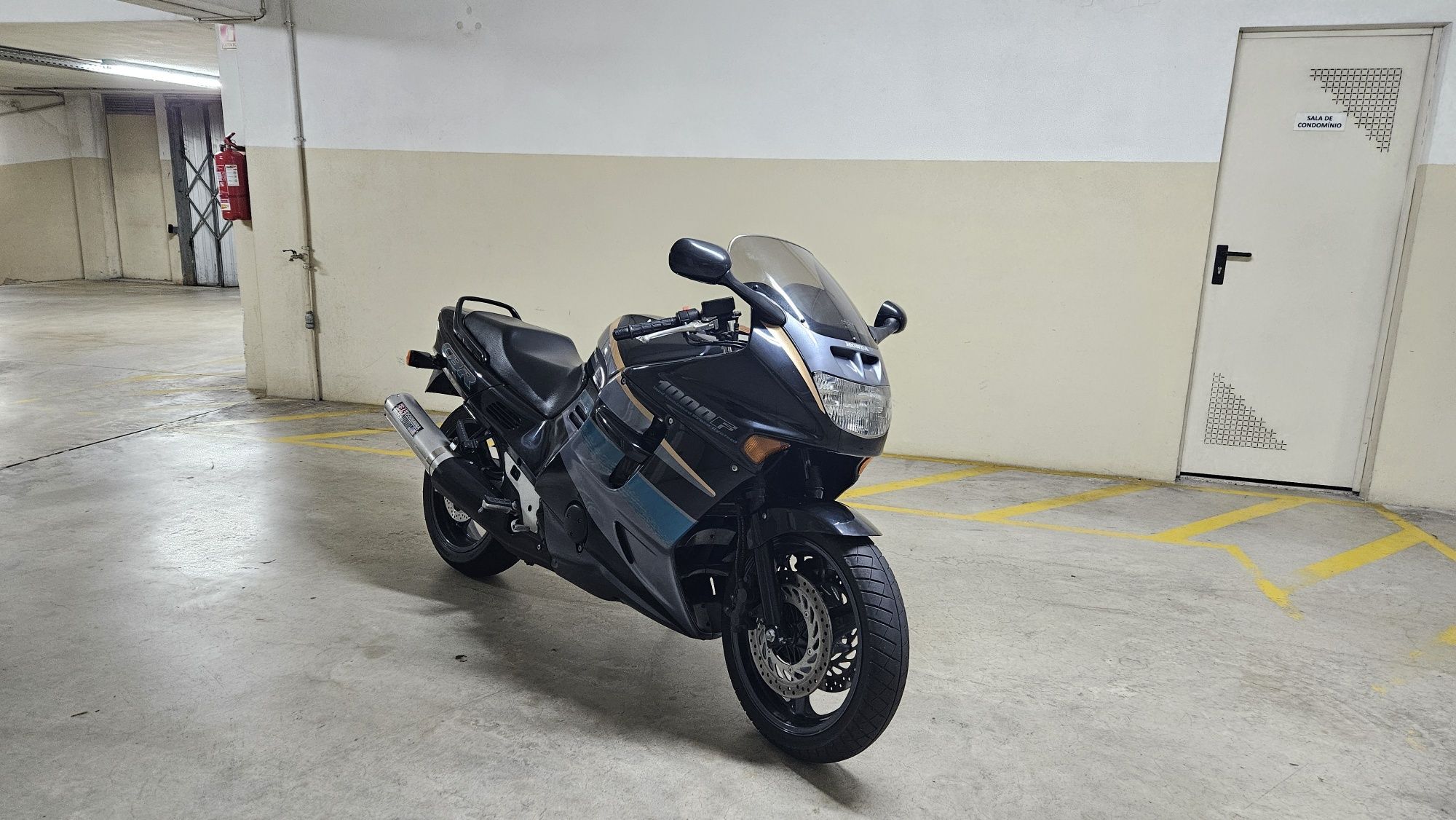 Honda CBR 1000F Troca