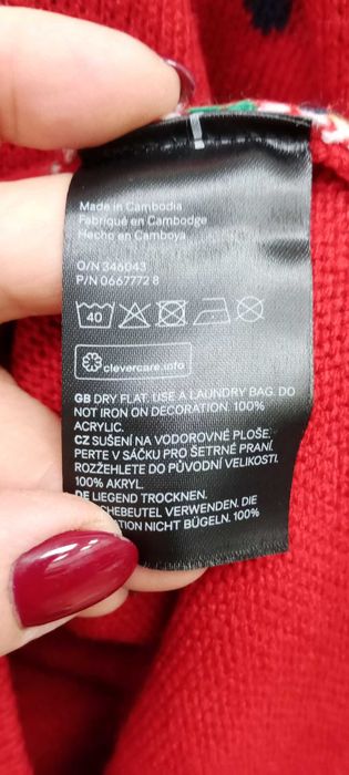 Різдвяний новорічний светр з білим  котом і дзвіночками H&M Divided.