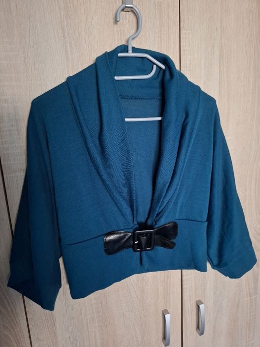 Krótki sweter z zapięciem, kolor niebieski, morski, luźny krój