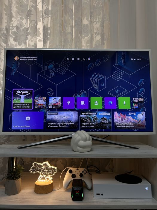 Продам Xbox series s з 2 джойстиками та зарядною станцією