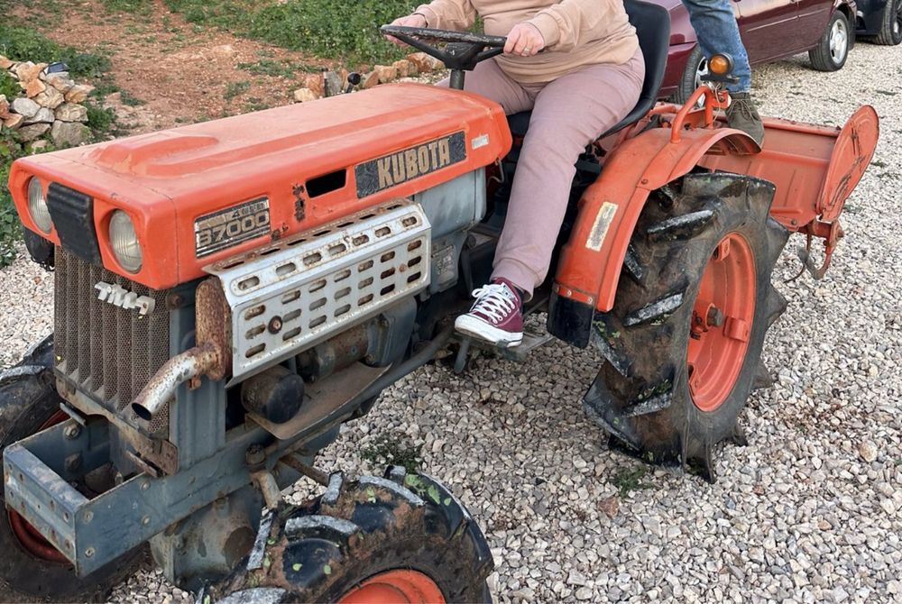 Trator Kubota B7000