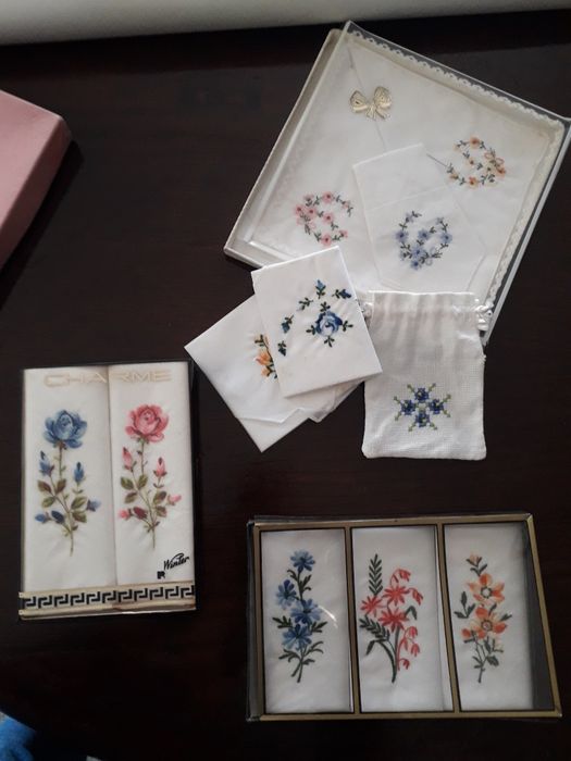 Conjunto de lenços e bolsinhas bordados