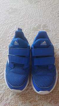 Dziecięce buty firmy adidas.