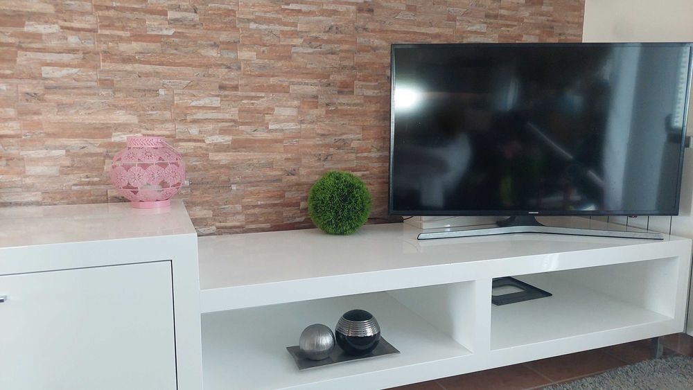 Móvel TV Lacado Br. elegante, com ótima arrumação em bom estado.