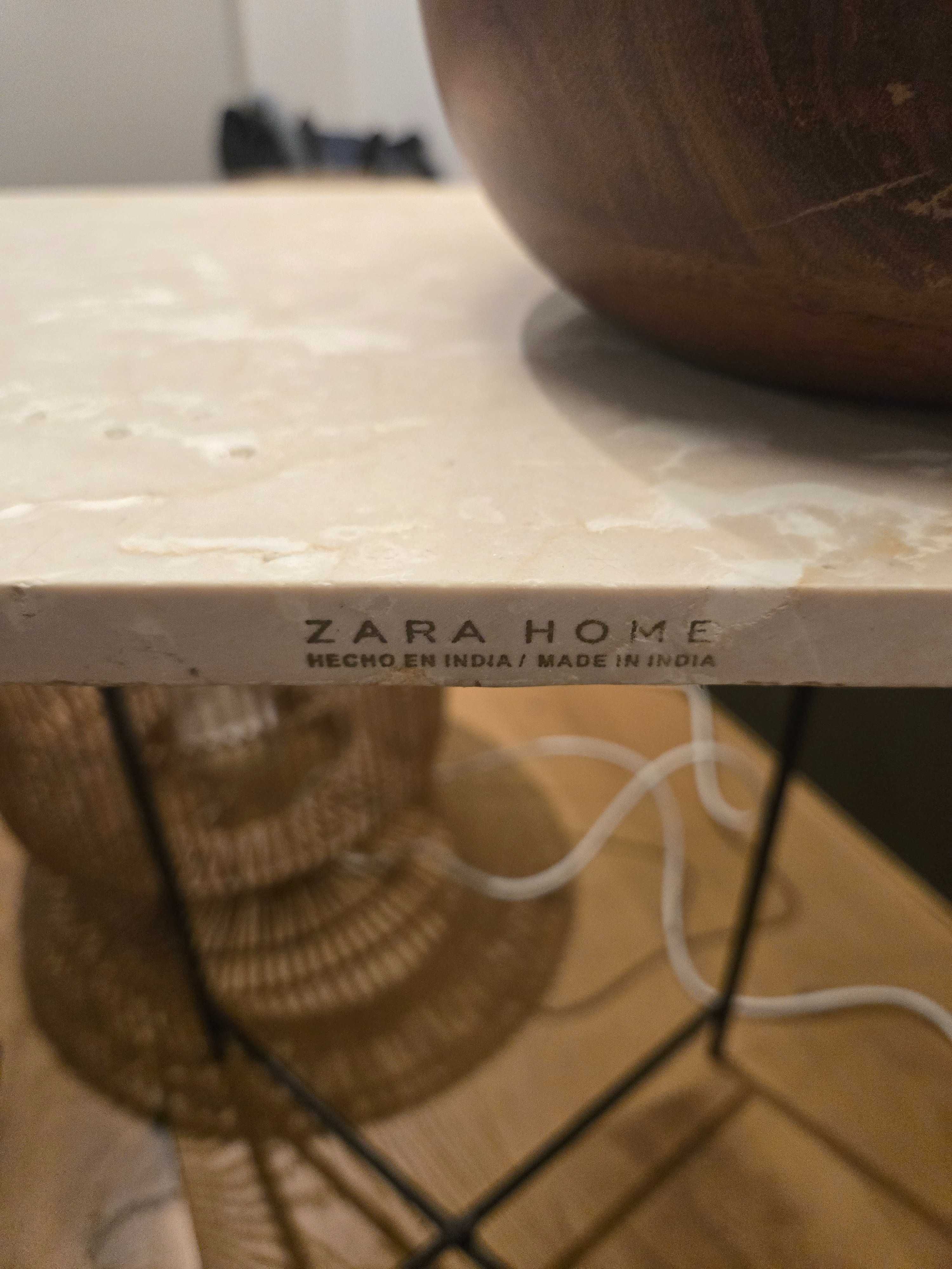 Mesa de apoio com a base em mármore