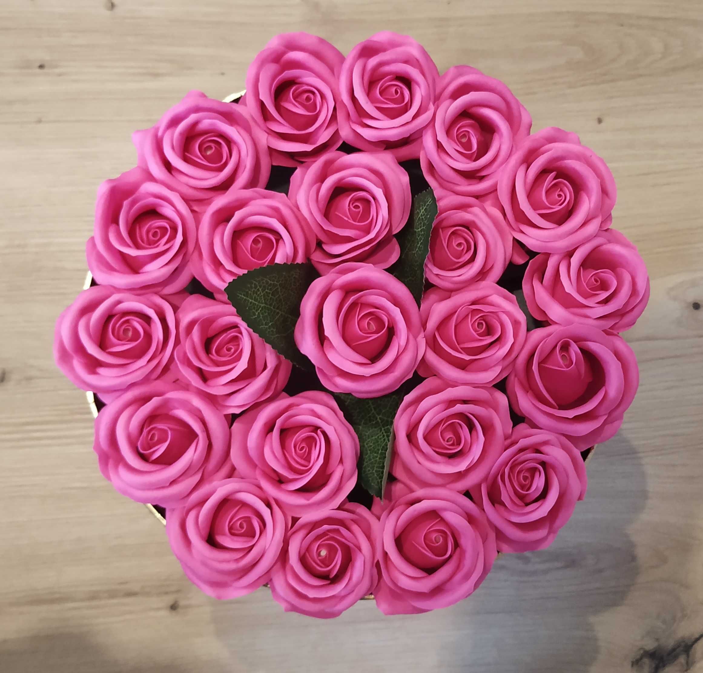 Caixa com rosas de sabão cor fúcsia