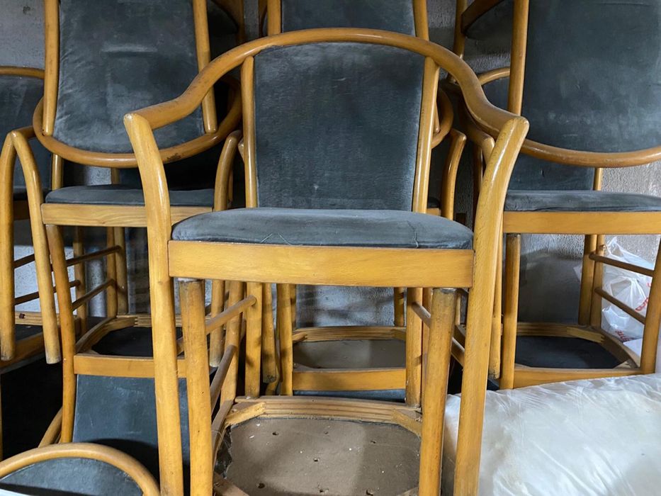 Cadeira em madeira com estofado