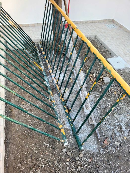 2 Grades de ferro com 2m de largura e 84 cm de altura