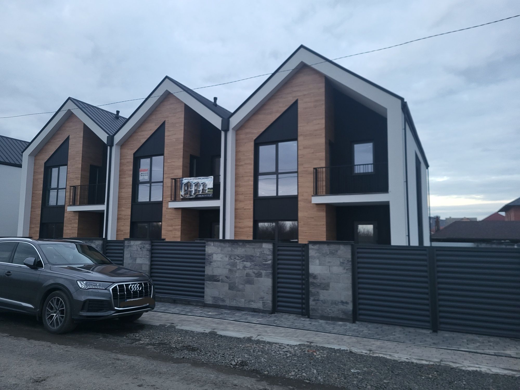 ПРОДАЮТЬСЯ сучасні таунхауси біля Ужгорода з видом на гори і ліс