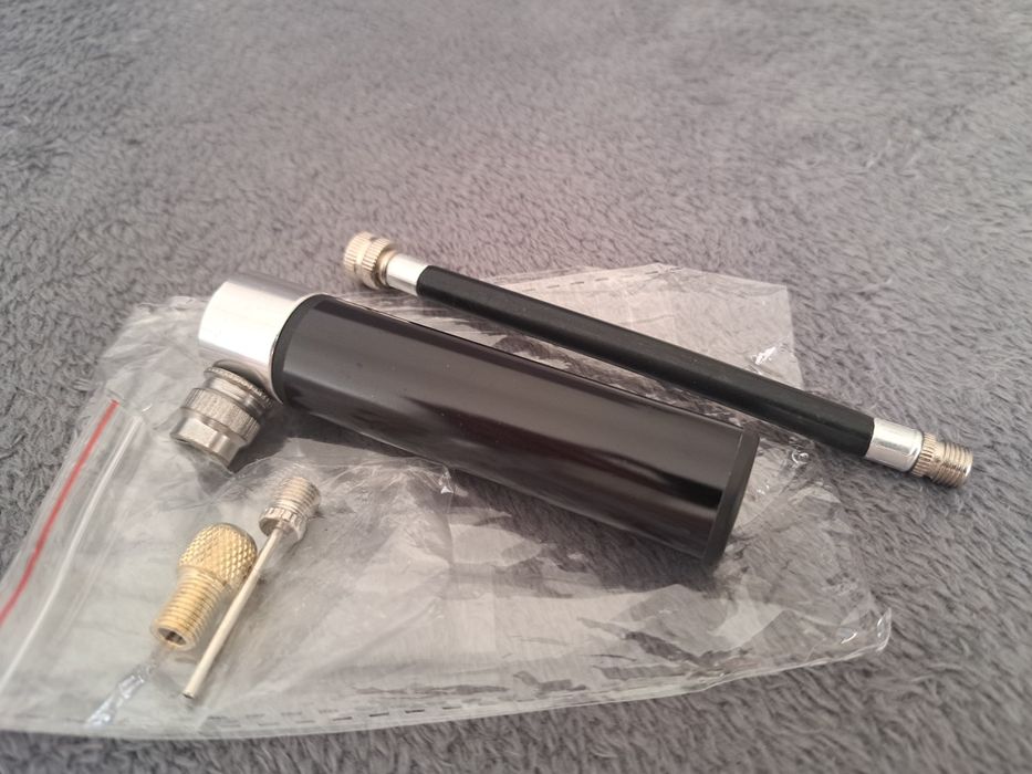 Mini pompka rowerowa miniaturowa bardzo mała lekka + adapter FV-AV