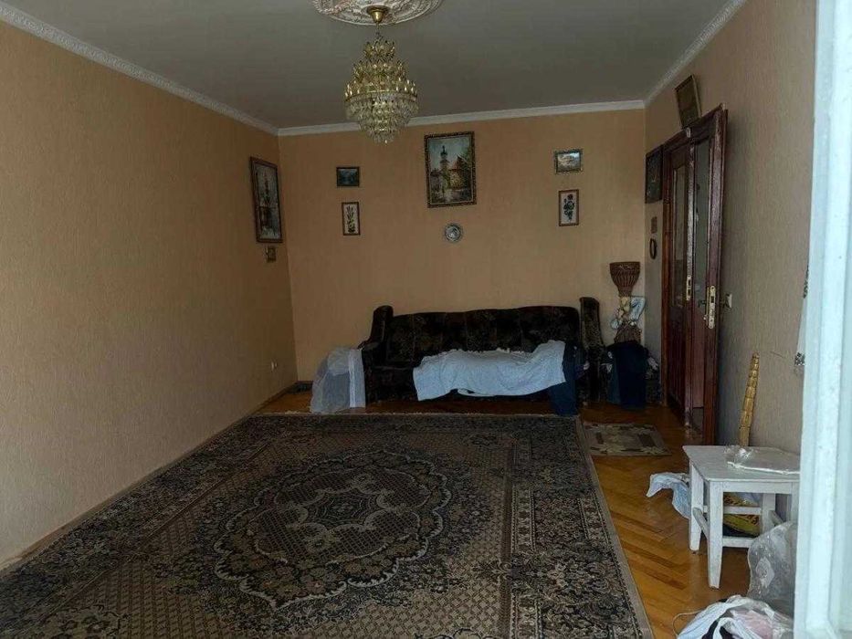 Продаж чотирьокімнатної квартири по вулиці Червоної Калини