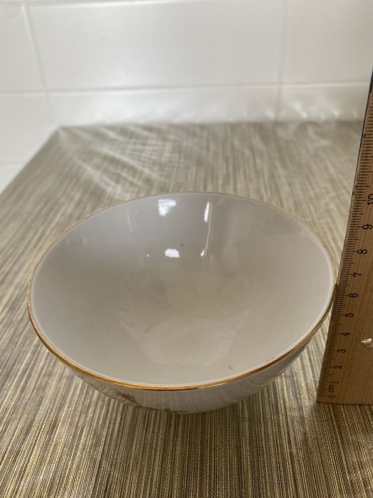 Antiga tigela de porcelana