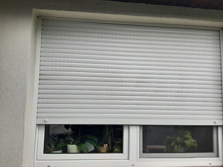 Okno plastikowe dwuszybowe z roletą zewnętrzną