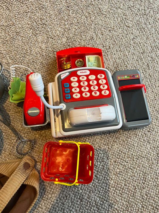 Zestaw z kasą sklepową i naczyniami do gotowania