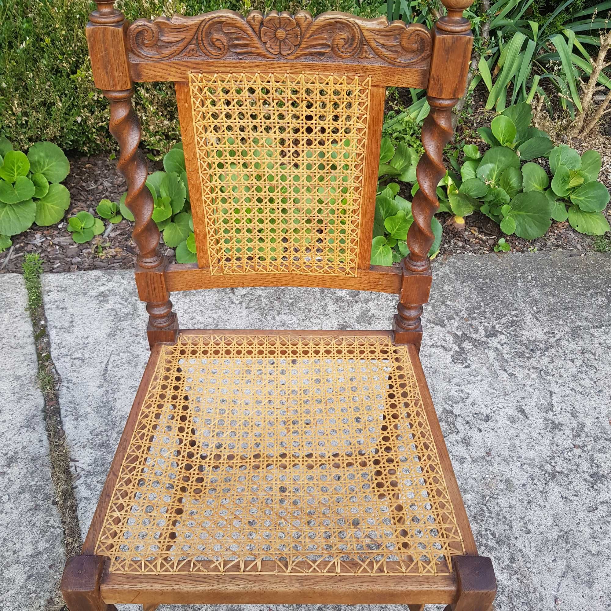 Bardzo stare antyczne krzesło