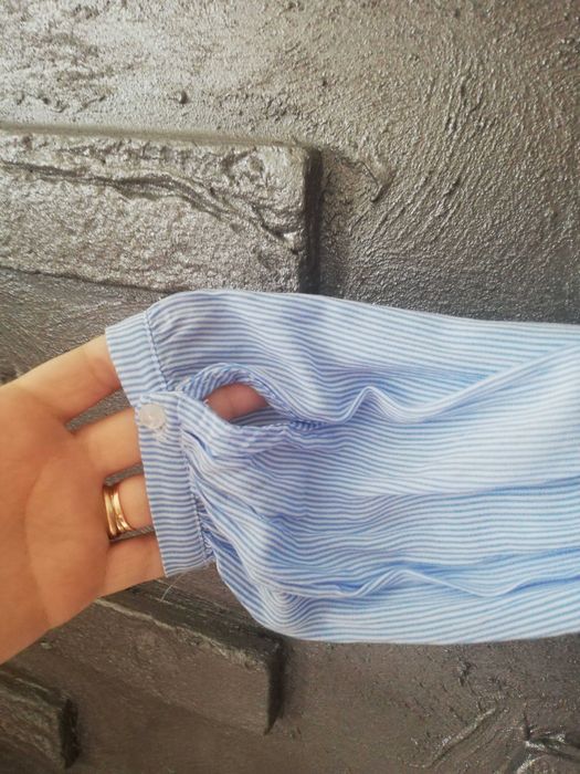 Błękitna bluzka cold shoulder