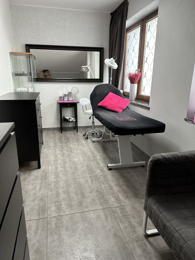 Pomieszczenie w salonie stylizacji paznokci do wynajecia