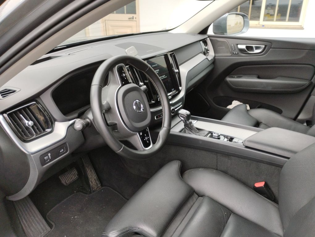 Vendo Volvo XC 60 inscription D4 diesel de julho de 2020 com 42.000km.
