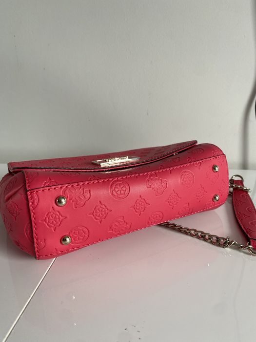 Torebka guess fuksja różowa monogram listonoszka crossbody
