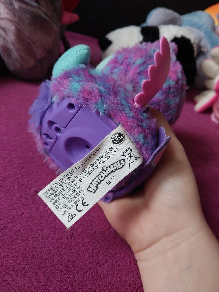 Hatchimals świecący grający pluszak miś maskotka