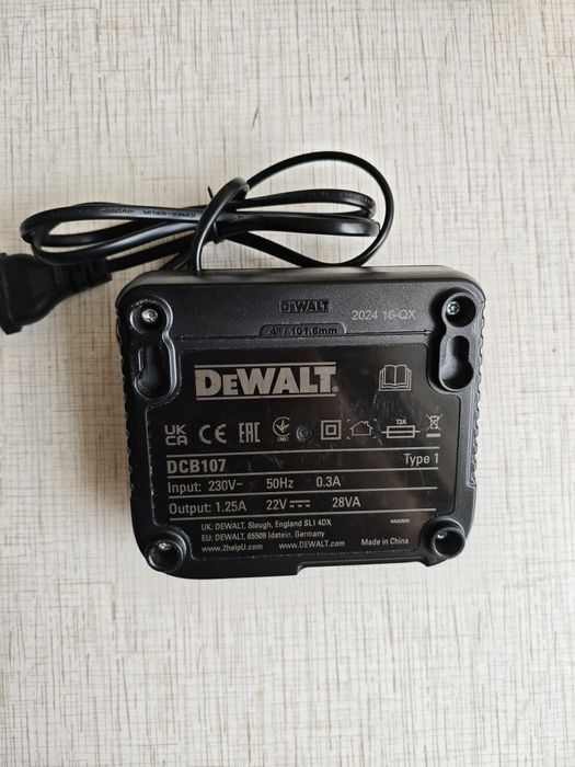 Акумуляторна батарея і зарядний пристрій DeWalt