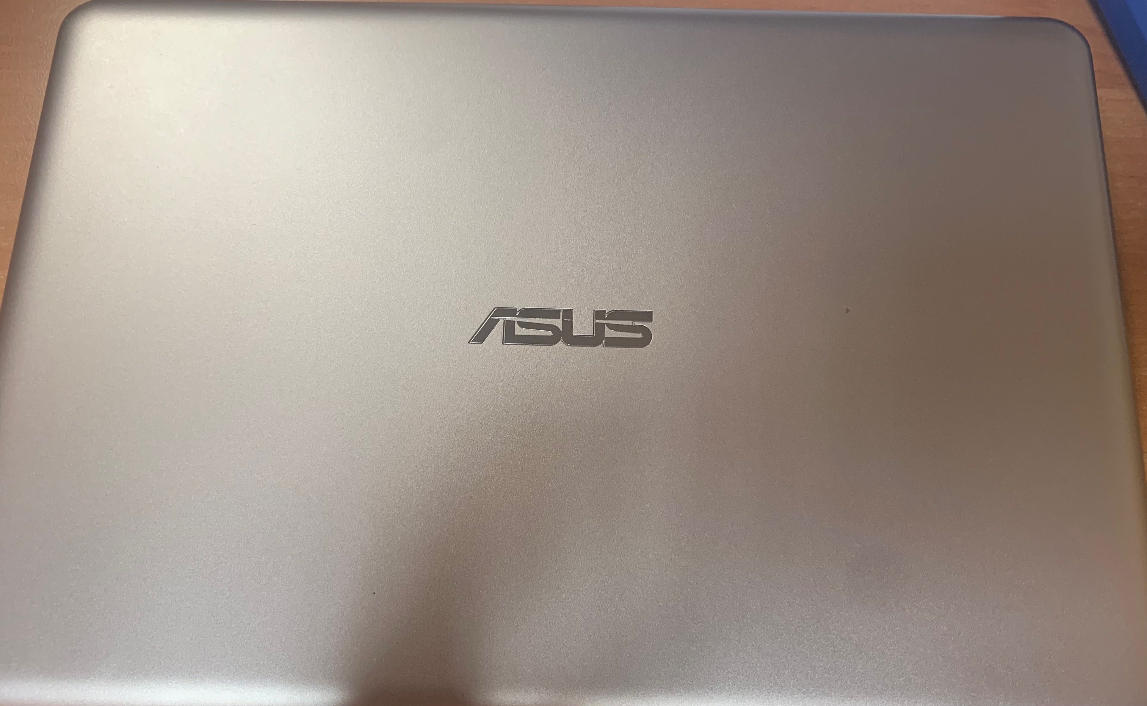 Złoty Asus VivoBook