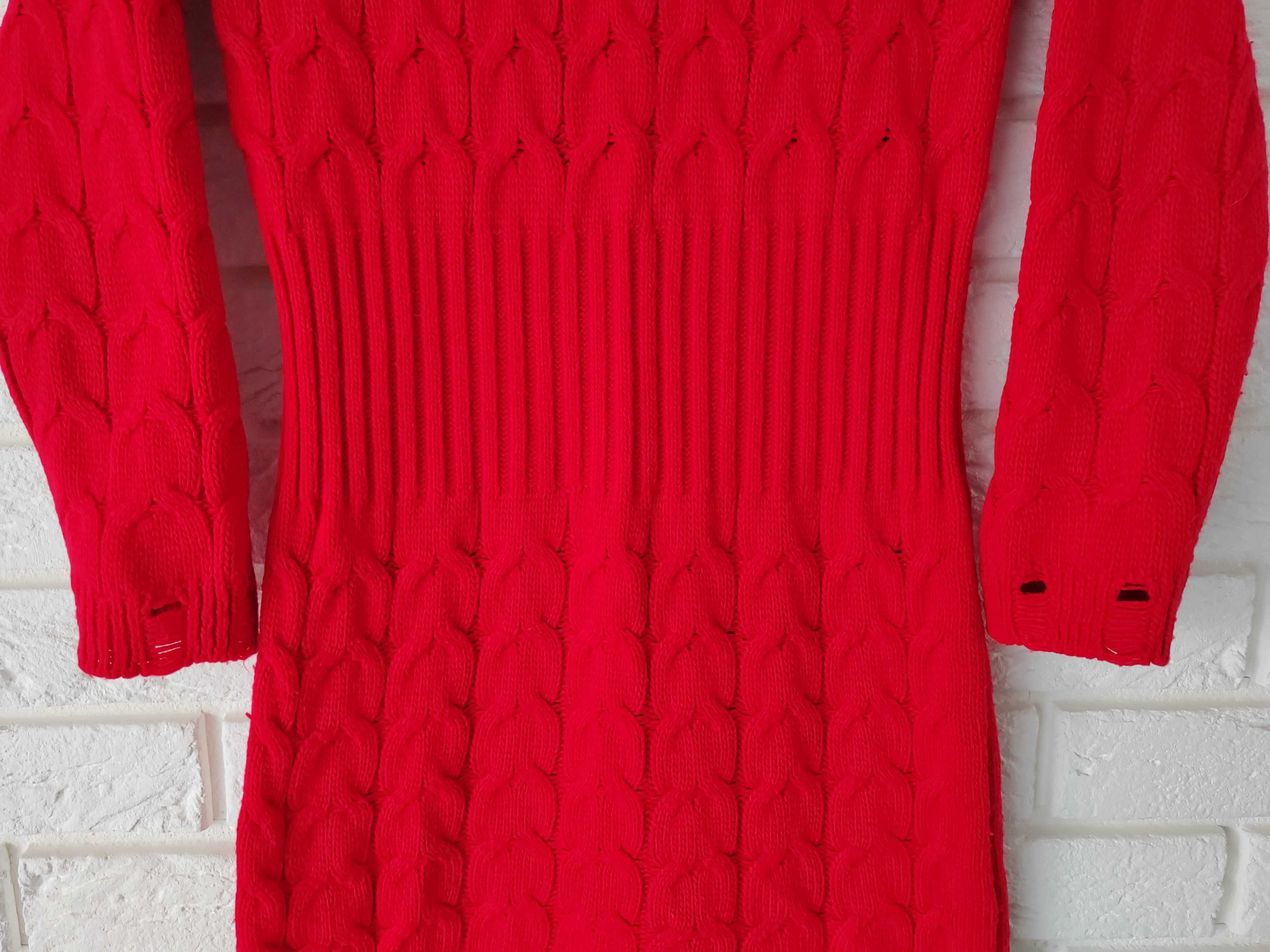 Sweterkowa czerwona tunika sukienka warkocze sploty