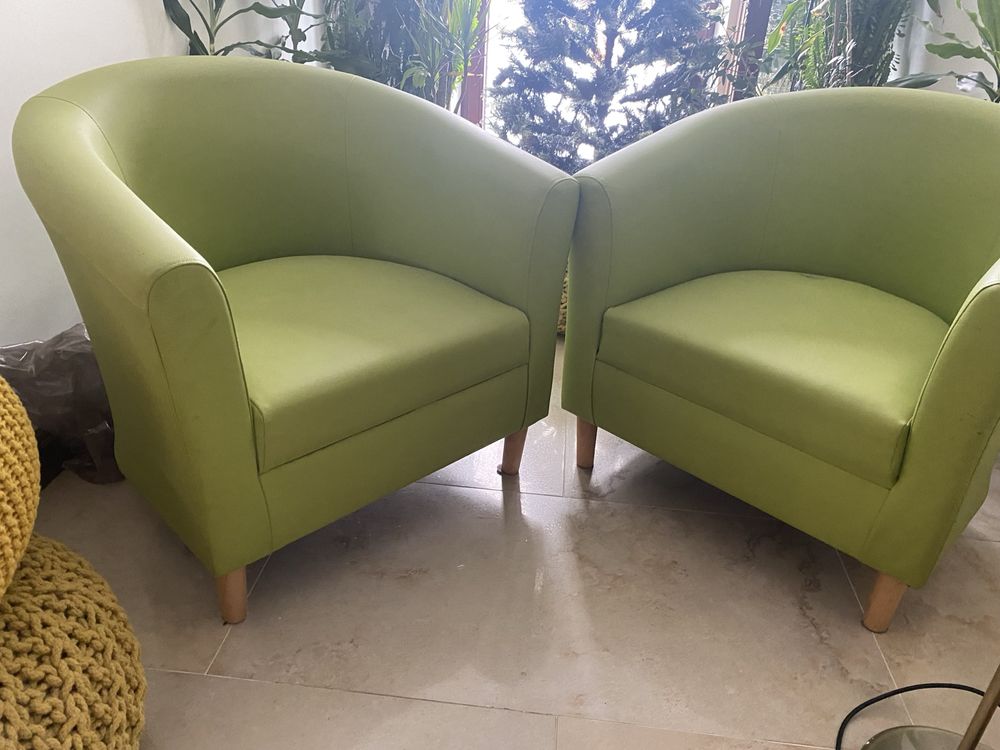 Dwa zielone fotele na drewnianych nozkach