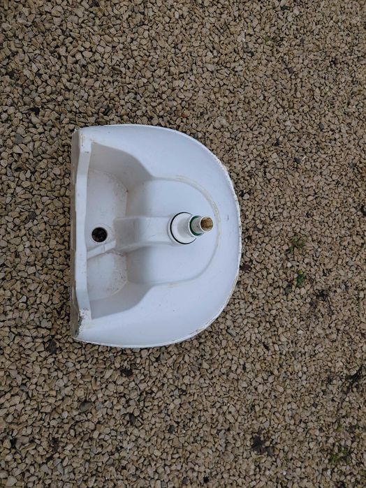 Umywalka łazienkowa z osłoną syfonu