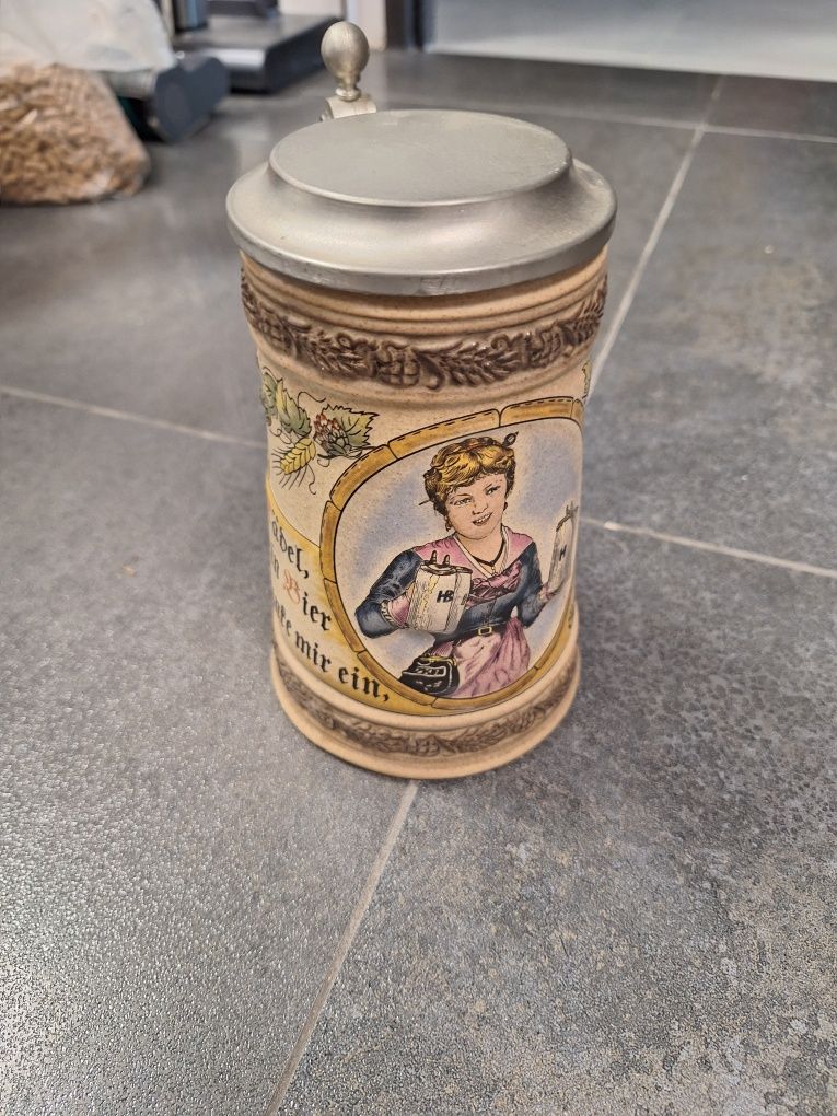 Kufel ceramiczny z przykrywką cynową przykryciem